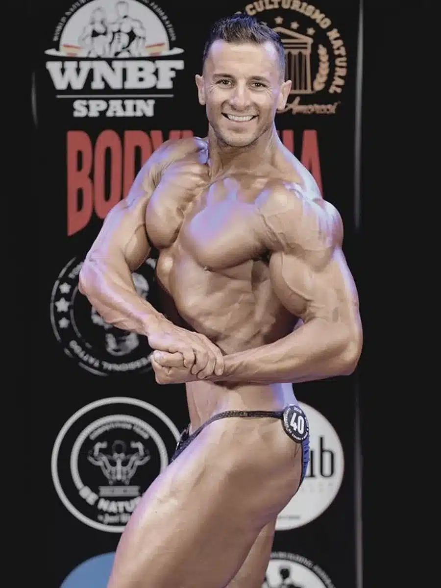 Atleta PRO del ECN Team en tarima WNBF