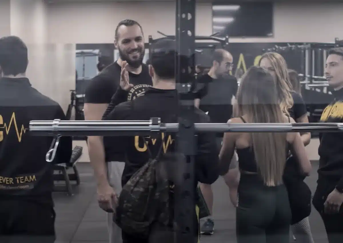 Gimnasio Elite Gym con el sello de la Escuela